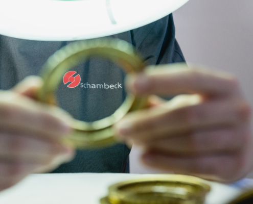 Kontrolle eines O-Ringes mittels Pinzette unter einem Mikroskop