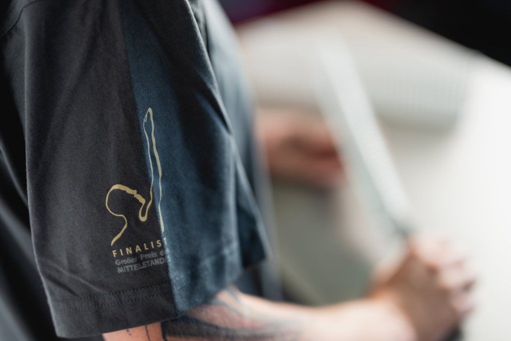 Mitarbeiter macht Nacharbeit